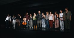 «Δευτέρα Ιδανικά» – Μια βραδιά γεμάτη θέατρο, συναίσθημα και δυνατό χειροκρότημα